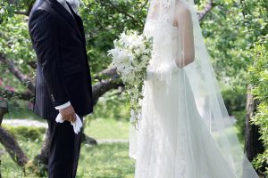 友達と被らない結婚式がしたい方必見！ゲストが驚く結婚式ができる会場、アイテム選びをご紹介記事サムネイル